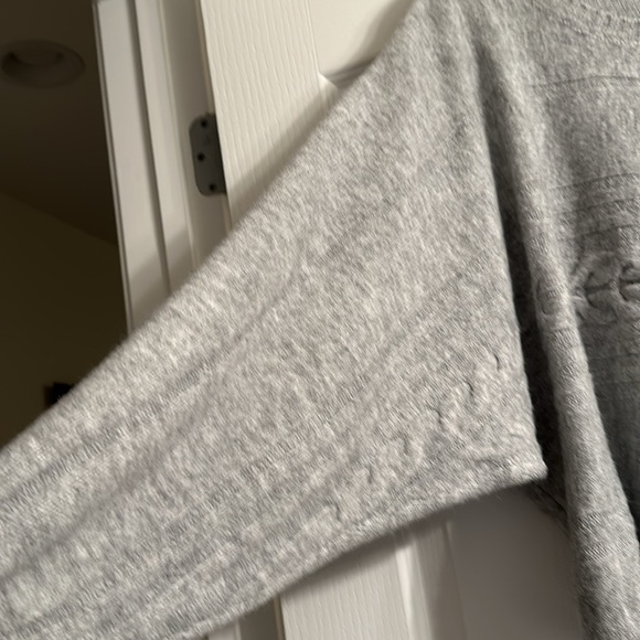 hem & thread round neck sweater - Picture 4 of 8